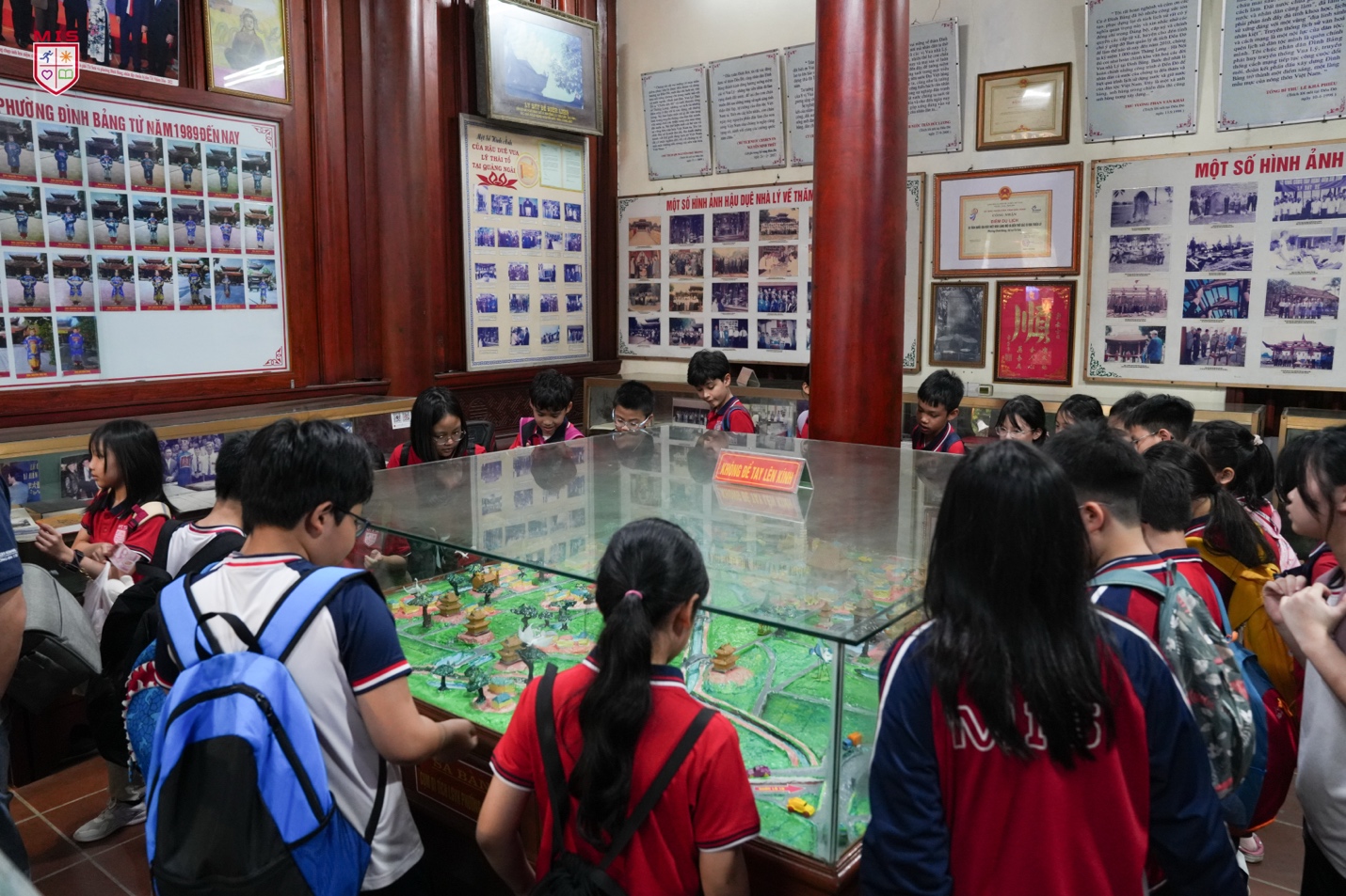 BÀI HỌC LỊCH SỬ GIỮA KHÔNG GIAN VĂN HÓA TRUYỀN THỐNG ĐỀN ĐÔ