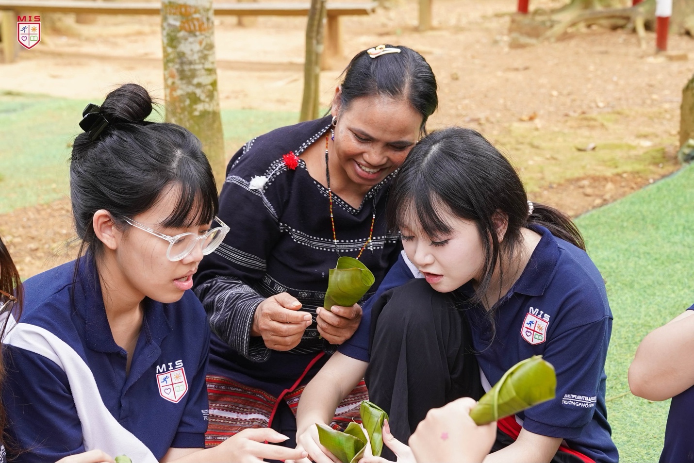 KHÁM PHÁ VĂN HÓA TẠI LÀNG VĂN HÓA CÁC DÂN TỘC VIỆT NAM