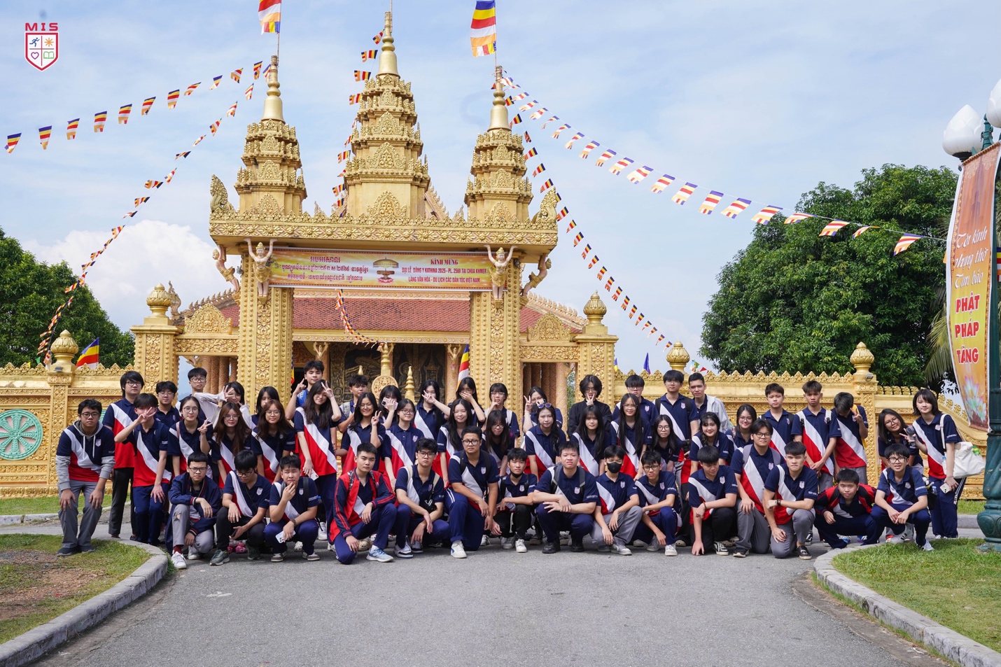 KHÁM PHÁ VĂN HÓA TẠI LÀNG VĂN HÓA CÁC DÂN TỘC VIỆT NAM