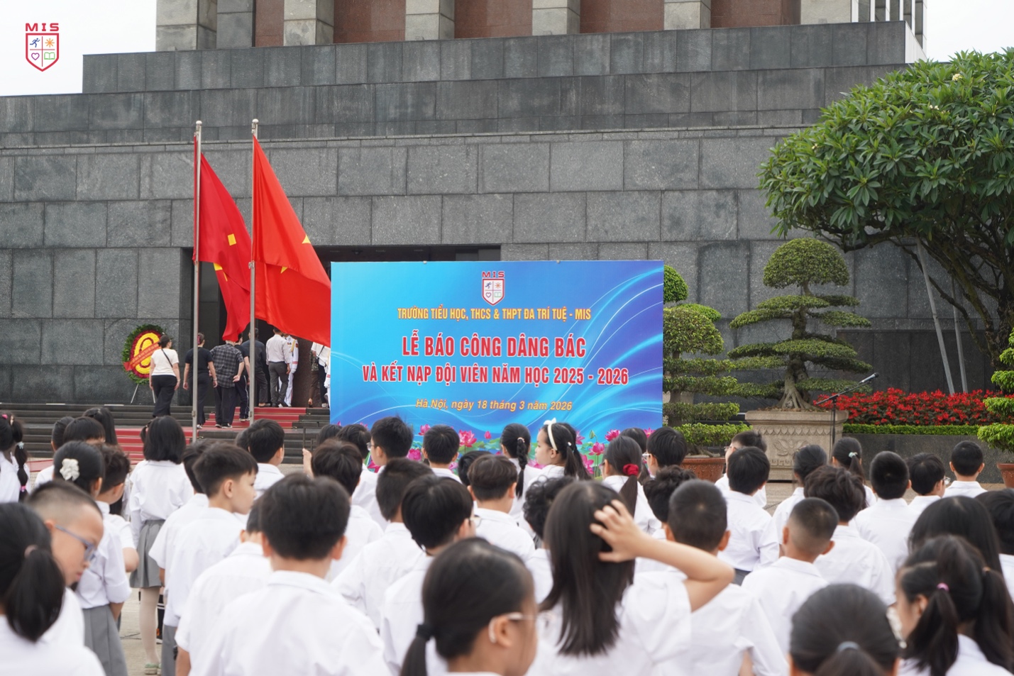 LỄ KẾT NẠP ĐỘI VIÊN TẠI LĂNG BÁC