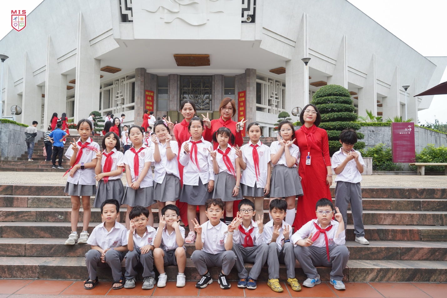 LỄ KẾT NẠP ĐỘI VIÊN TẠI LĂNG BÁC