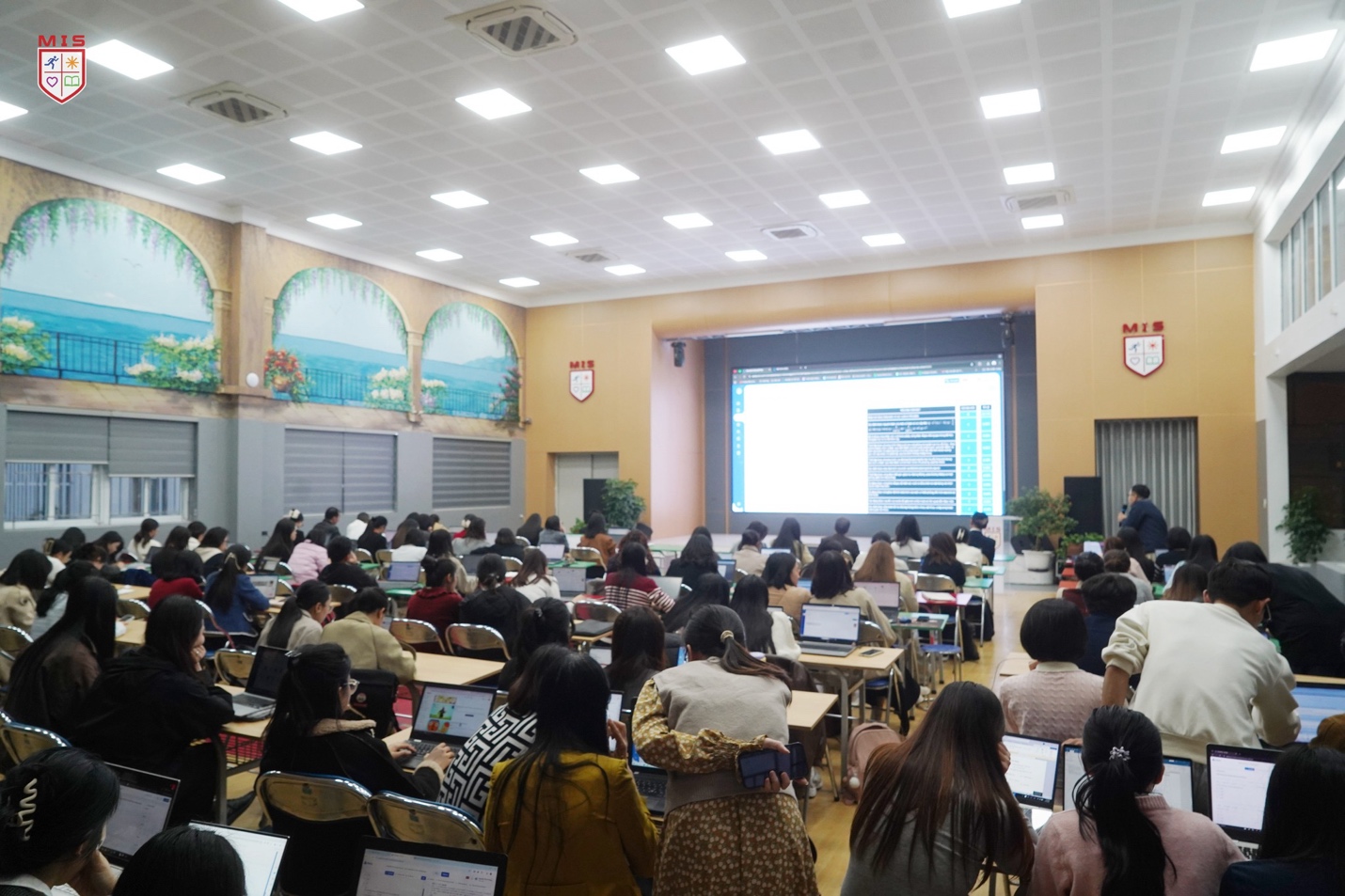 MIS ĐẨY MẠNH ỨNG DỤNG CÔNG NGHỆ VÀ AI TRONG GIẢNG DẠY