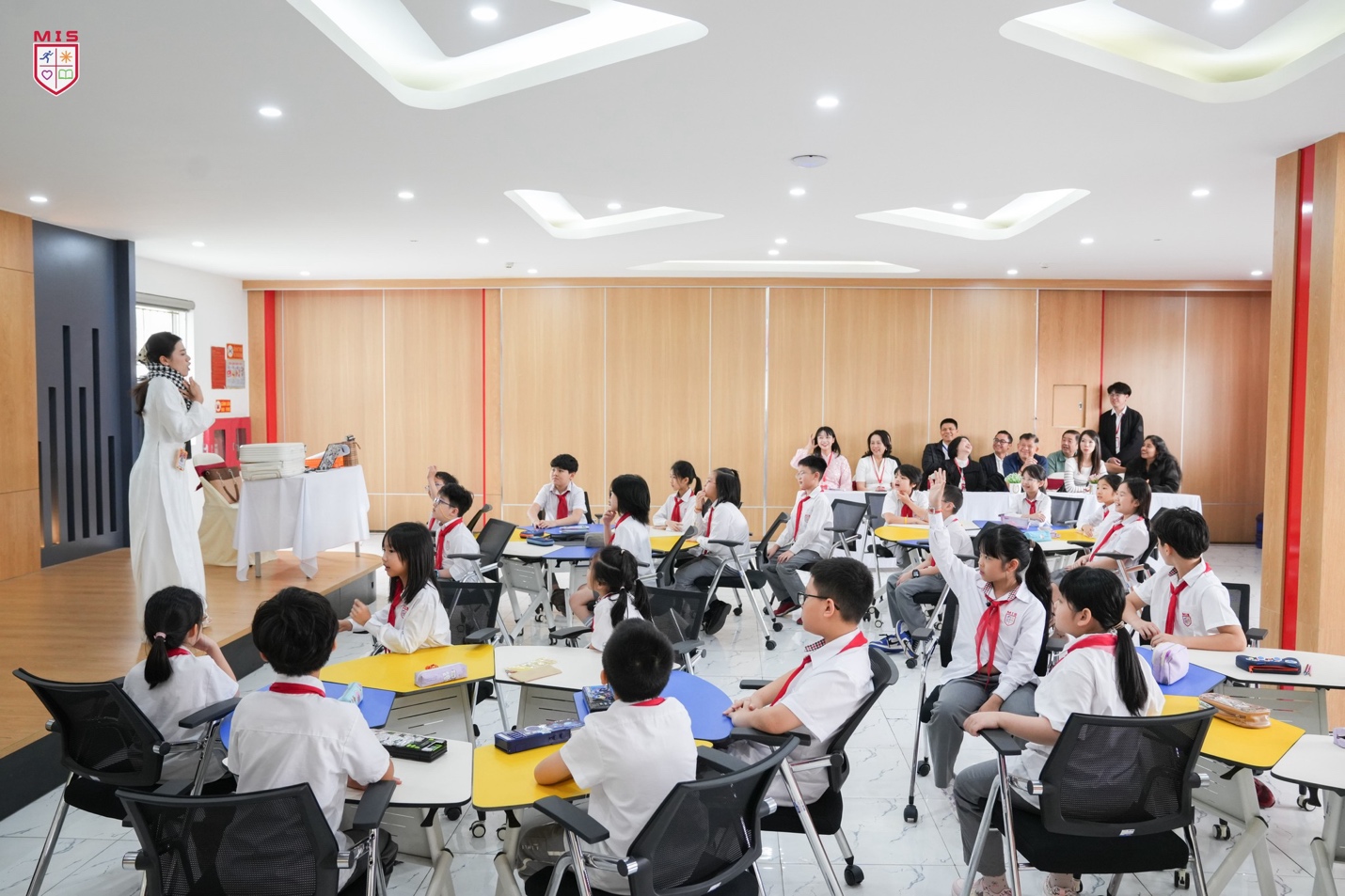 MIS KÝ KẾT HỢP TÁC VỚI TRƯỜNG TIỂU HỌC HENRY PARK (SINGAPORE)