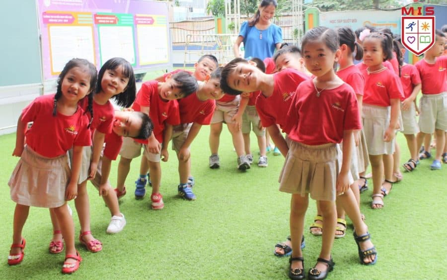 Woa! Cô ơi, có đoàn tàu dưới nước!