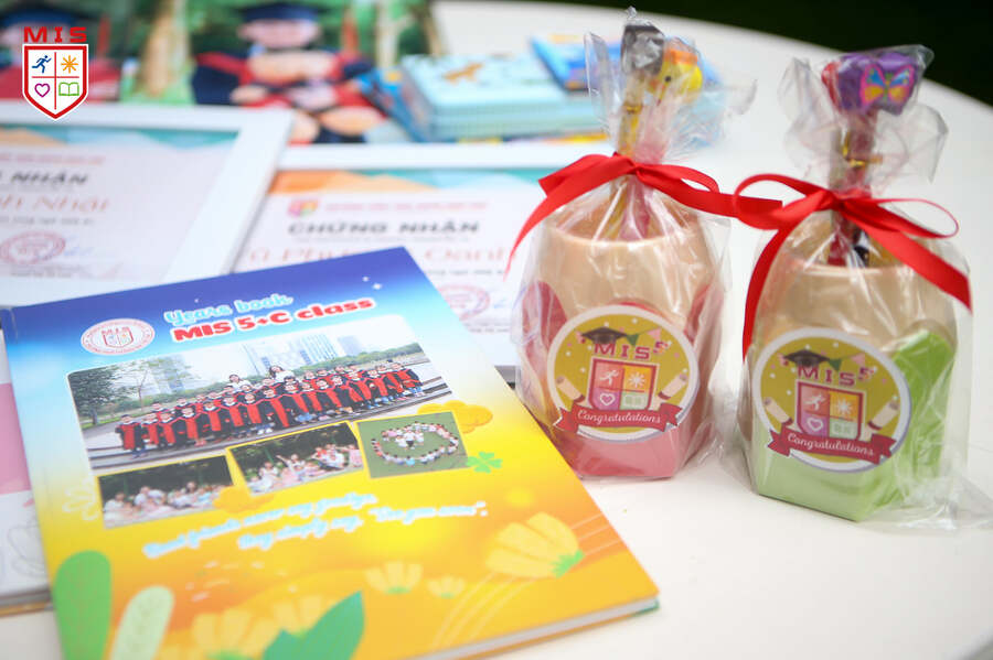 CHỈ CÒN NHỮNG MÙA NHỚ