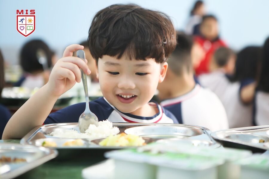 ĂN CÙNG MÂM CÙNG MÓN CON GẮN KẾT YÊU THƯƠNG