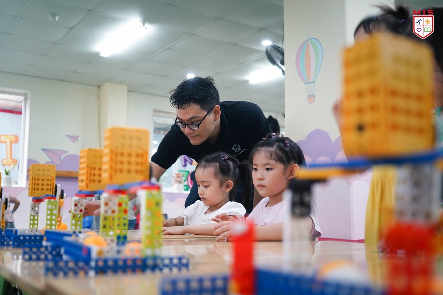 VẬN ĐỘNG TINH THÔNG QUA ROBOTICS – GIÚP TRẺ CÂN BẰNG CẢM XÚC & TƯ DUY