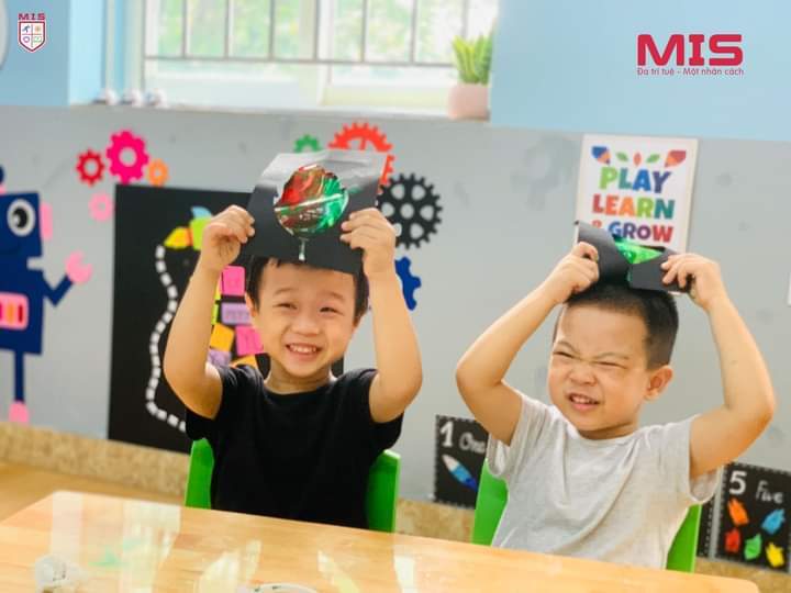 GIỜ HỌC TẠO HÌNH: GỌI SẮC MÀU CHO LÁ MÙA THU