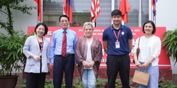 BẮT TAY NHAU CHẠM ĐẾN TƯƠNG LAI