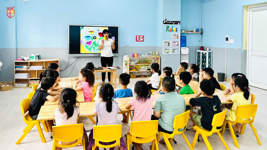 NHỮNG BÔNG HOA GIẤY TỪ BÀN TAY XINH