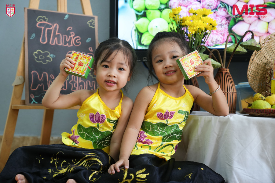 QUẢ THỊ CÙNG HƯƠNG CỐM MỚI VÀO LỚP HỌC CỦA CÁC BÉ MẦM NON MIS