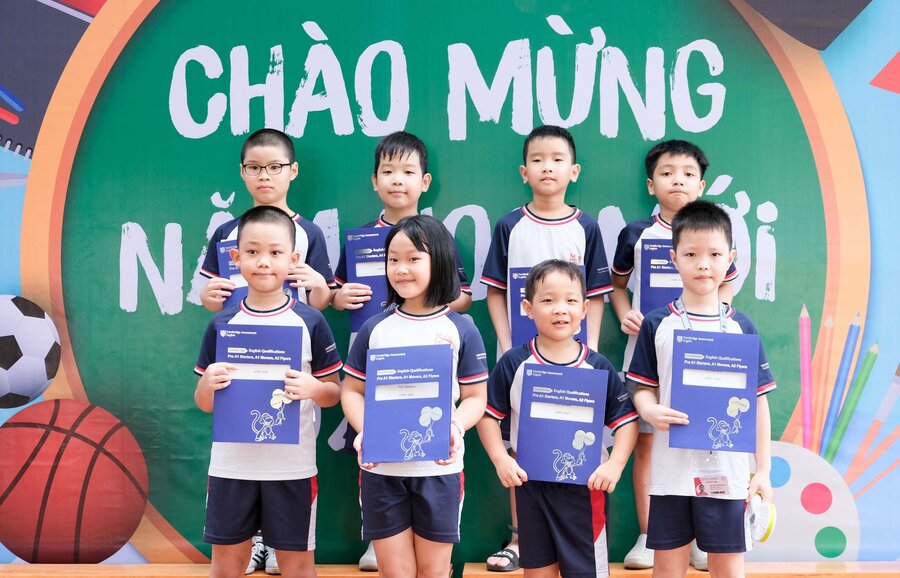 NIỀM VUI MỚI ĐẾN, MUÔN HOA ĐUA NỞ MISERS CHÀO XUÂN, HĂNG HÁI THI ĐUA