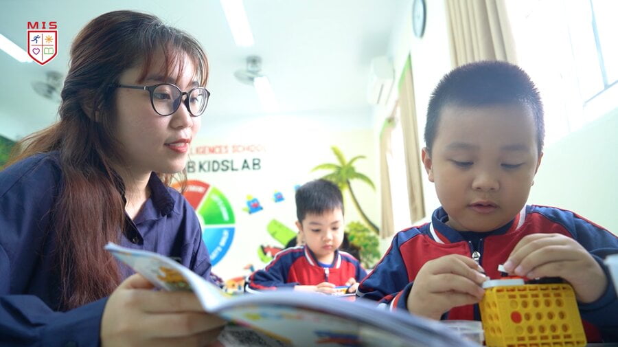 𝐒𝐌𝐀𝐑𝐓 𝐊𝐈𝐃𝐒 – 𝐁𝐑𝐈𝐆𝐇𝐓 𝐅𝐔𝐓𝐔𝐑𝐄𝐒