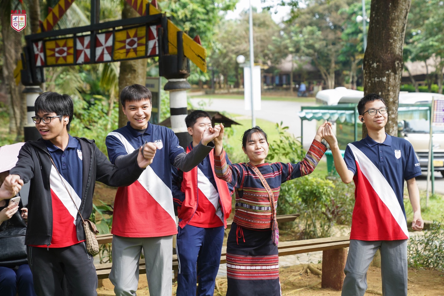 KHÁM PHÁ VĂN HÓA TẠI LÀNG VĂN HÓA CÁC DÂN TỘC VIỆT NAM