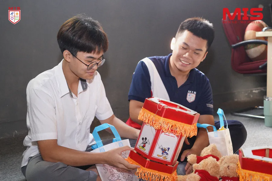TẬP THỂ LỚP 10A1 TRAO TẶNG 25 TRIỆU ĐỒNG CÙNG 150 SUẤT QUÀ CHO BỆNH NHI VIỆN HUYẾT HỌC TRUYỀN MÁU TRUNG ƯƠNG
