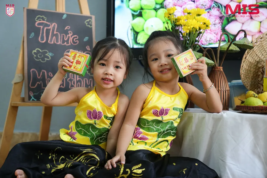QUẢ THỊ CÙNG HƯƠNG CỐM MỚI VÀO LỚP HỌC CỦA CÁC BÉ MẦM NON MIS