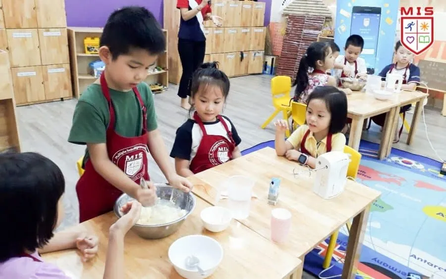 Trường học kết nối – MIS 5+ làm bánh với Xuân Đỉnh A
