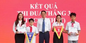 CƠN MƯA GIẢI THƯỞNG” TRONG BUỔI CHÀO CỜ ĐẦU TUẦN