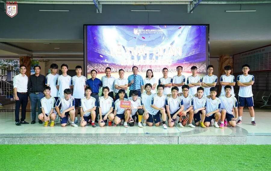 MIS FC VƯỢT QUA CỰU VÔ ĐỊCH LÊN NGÔI NHẤT BẢNG – GIẢI BÓNG ĐÁ ANTD THPT