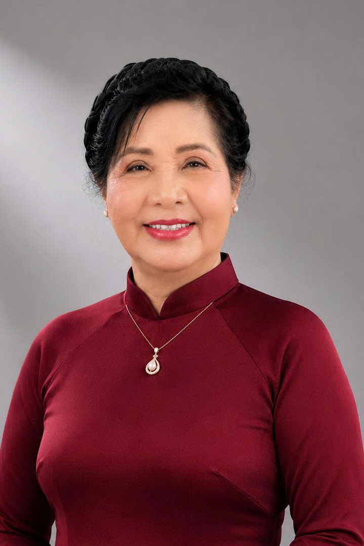 Bà: Trần Thị Thúy Nhạn